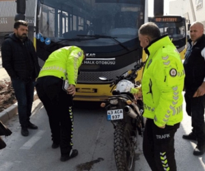 Yolu farketmeyince otobüs çarptı