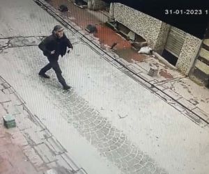 İstanbul’da silahlı saldırı sonrası ilginç anlar kamerada: 200 metre hiçbir şey olmamış gibi yürüdü