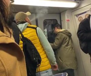 Metroda sigara içti, kendisini uyaranlara hakaret etti