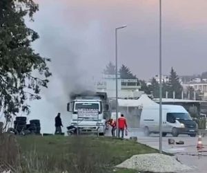 Yalova’da yanan kamyonu akaryakıt istasyonu çalışanları söndürdü