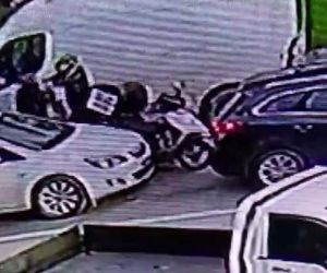Eyüpsultan’da ters yöne giren motosiklet sürücüsü kavga ettiği sürücüye kaskıyla saldırdı