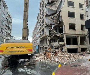 Fatih’te bina yıkımında tedbir almayan müteahhitte cezai işlem