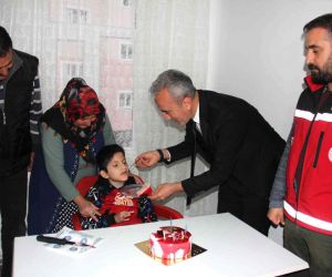 Engelli Muhammed ilk doğum günü pastasını 9 yaşında kesti