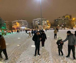 Pursaklar Belediye Başkanı Ertuğrul Çetin vatandaşlarla kar topu oynadı