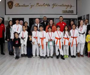 Şampiyon karateciler Başkan Gümüş’ü ziyaret etti