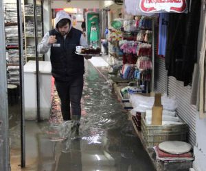 İzmir Kemeraltı’nı yine su bastı, esnaf belediyeye tepki gösterdi