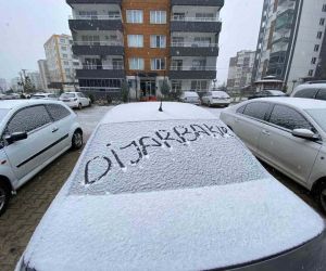 Diyarbakır’da beklenen kar, şehir beyaza büründü