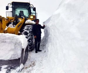 (Düzeltme) Kar yolları kapattı, yolda mahsur kalan ambulans, elektrik ekibi ve 12 işçi kurtarıldı