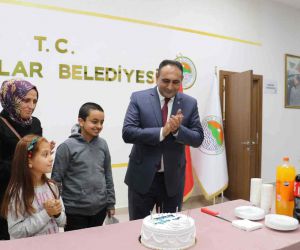 Kanser hastası çocuğa, belediye başkanının sürpriz doğum günü