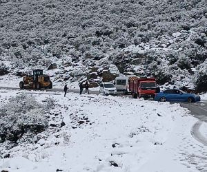 İzmir’de karda mahsur kalan araçlar kurtarıldı