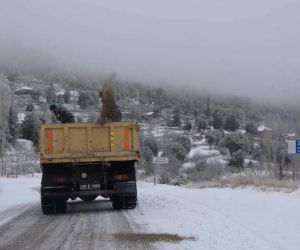 Çameli’de belediye ekiplerinin kar mücadelesi sürüyor