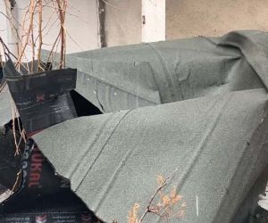 Maltepe’de fırtına nedeniyle çatıdaki izolasyon malzemesi sokağa düştü