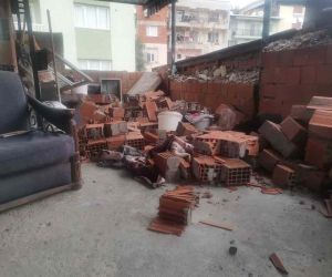 İzmir’de ekmek yapan kadınların üzerine teras duvarı yıkıldı: 3 yaralı