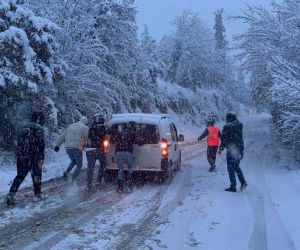İznik’te yoğun kar yağışı hayatı felç etti, araçlar yolda kaldı