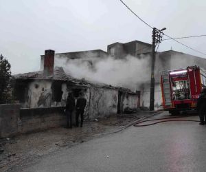 Bursa’da metruk binada çıkan yangın korkuttu