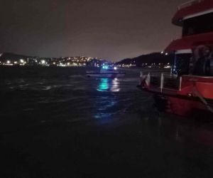 İstanbul’un Sarıyer ilçesinde selfie çekinen 4 arkadaştan biri sahil kenarında ayağının kayması sonucu denize düştü. Durumun bildirilmesi üzerine olay yerine gelen ekipler denize düşen genci arama çalışmalarına devam ediyor.