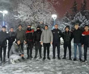Burdur’da beklenen kar yağdı, öğrenciler sokağa döküldü