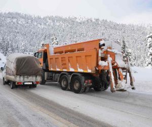 Yoğun kar yağışı ile kapanan Antalya-Konya Karayolu tırlar hariç araç trafiğine açıldı