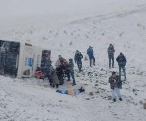 Kamil Koç’a ait 2 otobüs 5 kilometre arayla karda yan yattı