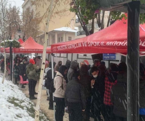 Depremde yaralananlar için kan vermek isteyen vatandaşlar uzun kuyruklar oluşturdu