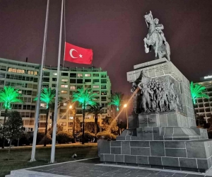 İzmir’de bayraklar yarıya indirildi