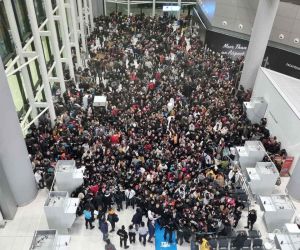 Deprem bölgesine gitmek için İstanbul Havalimanı’na gelen gönüllüler yoğunluğa neden oldu
