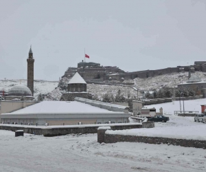 Kars’ta bayraklar yarıya indirildi