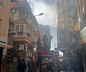 Antalya’da sokağı dumana boğan yangın