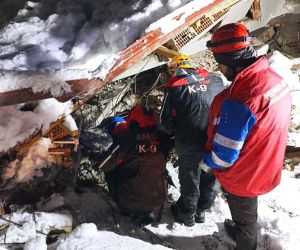 Memur-Sen Van ekibi deprem bölgesinde hayat kurtardı