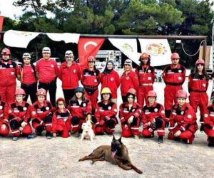 İzmir Hayvan Arama Kurtarma ekibi, hayvanlar için deprem bölgesinde