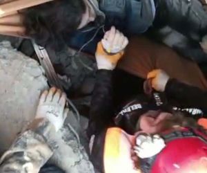 Ümraniye ekibi, 33 saat sonra hastane enkazından bir kadını kurtardı
