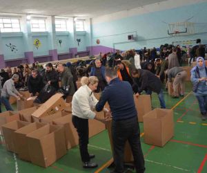 Eskişehir İl Milli Eğitim Müdürlüğü koordinasyonunda depremden etkilenen vatandaşlara ulaştırılmak üzere malzeme desteği sağlanıyor