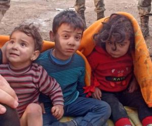 Suriyeli 3 kardeş enkaz altından askerler tarafından sağ çıkarıldı