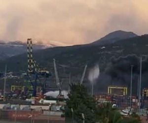 T70 yangın söndürme helikopterinin İskenderun Limanı’ndaki yangına müdahalesi devam ediyor
