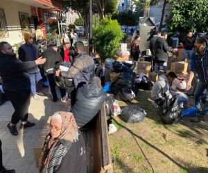 Vatandaşlar deprem bölgesine yardım için seferber oldu