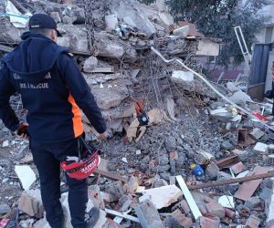 Manisa Büyükşehir’den deprem bölgesinde arama-kurtarma ve altyapı için yoğun çalışma
