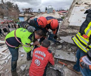 Mersin Büyükşehir Belediyesi ekipleri göçük altından 16 kişiyi kurtardı