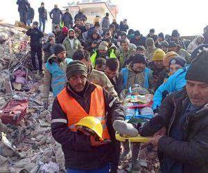 Tosya Belediyesi arama kurtarma ekibi enkaz altından bir depremzedeyi kurtardı