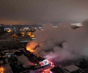 Bursa’da mobilya fabrikası alev alev yandı