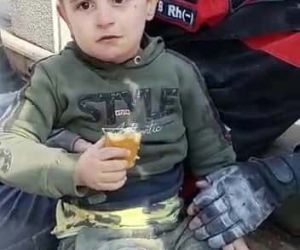  5 yaşındaki Muhammed enkazdan çıkarıldı, şaşkın bakışları kameraya yansıdı