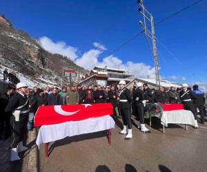 Kardeşi, yengesi ve yeğenini enkaz altından çıkartan uzman çavuş Esat Alkurt yaşadığı çaresizliği gözyaşları ile anlattı