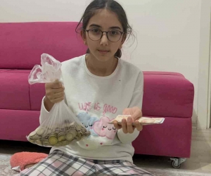 Minik Elif bir yıldır kumbarasında biriktirdiği paraları depremzedelere bağışladı