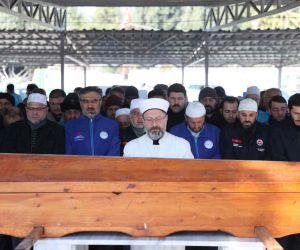 Diyanet İşleri Başkanı Erbaş, depremde hayatını kaybeden anne ve oğlunun cenaze namazını kıldırdı