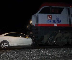 Trenin altında kalan otomobildeki 2 kişi ölümden döndü