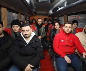 Gönüllü sağlıkçılar afet bölgesine gitmek için İzmit’ten yola çıktı
