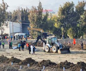 Depremde hayatını kaybedenler toplu mezarlıkta son yolculuğuna uğurlanıyor