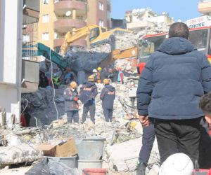 Adana’daki Ekim Apartmanı’nda arama kurtarma çalışmaları sürüyor