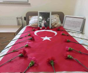 Depremde hayatını kaybeden Elif Nur’un Rize’de kaldığı yurt odasındaki yatağına çiçek ve Türk bayrağı bırakıldı