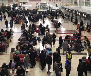 Depremzedeler Elazığ Havalimanı’na akın etti, adım atacak yer kalmadı