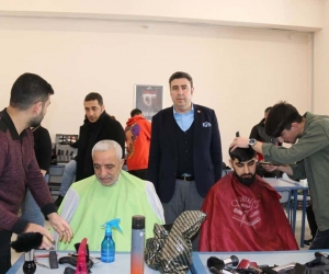 Sivas’ta depremzedelere saç ve sakal bakımı yapıldı